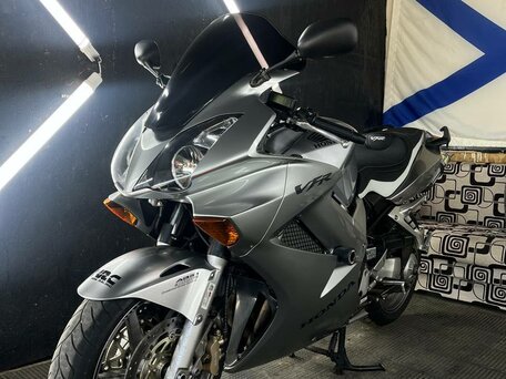 2005 Honda VFR 800, серебристый, 560000 рублей, вид 3