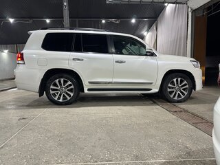 2016 Toyota Land Cruiser 200 Series Рестайлинг 2, белый, 5650000 рублей, вид 2