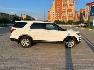 2017 Ford Explorer V Рестайлинг, белый, 3800000 рублей, вид 4