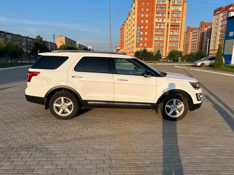 2017 Ford Explorer V Рестайлинг, белый, 3900000 рублей, вид 4
