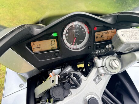 2006 Honda VFR 800, серебристый, 460000 рублей, вид 4
