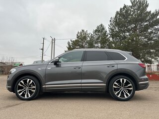 2021 Volkswagen Touareg III, серый, 5050000 рублей, вид 3