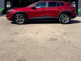 2023 Chevrolet Trax II, красный, 1667100 рублей, вид 4