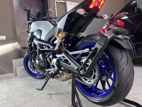 2020 Yamaha MT-09 (FZ-09), серый, 990000 рублей, вид 4