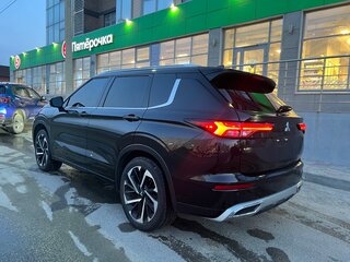 2021 Mitsubishi Outlander IV, чёрный, 4200000 рублей, вид 2