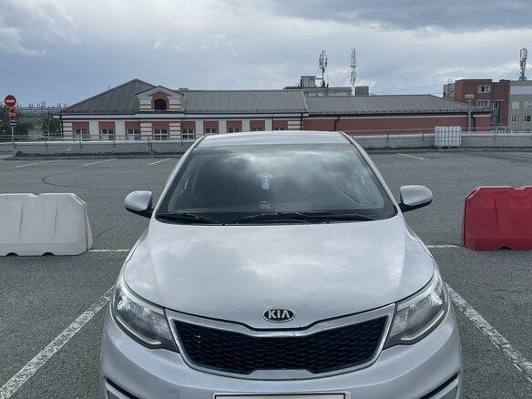 2015 Kia Rio III Рестайлинг, серый, 740000 рублей - вид 4