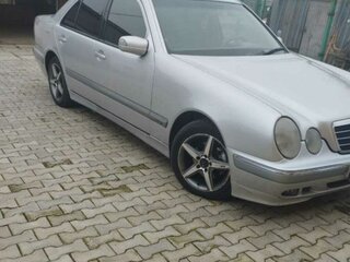 2001 Mercedes-Benz E-Класс 220 II (W210, S210) Рестайлинг, серебристый, 530000 рублей, вид 1