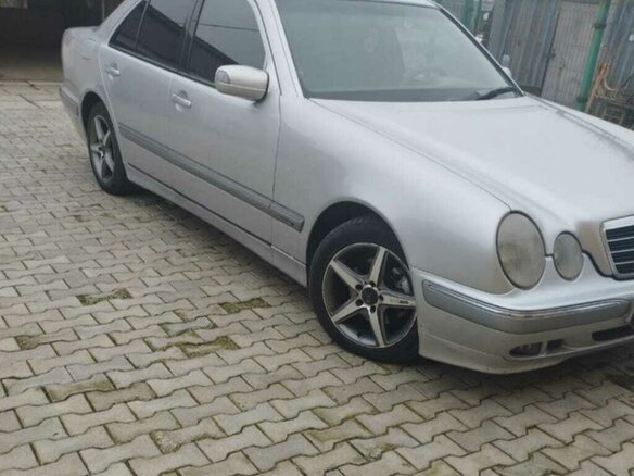 2001 Mercedes-Benz E-Класс 220 II (W210, S210) Рестайлинг, серебристый, 530000 рублей