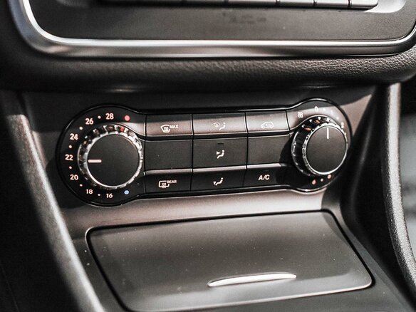 2013 Mercedes-Benz CLA 200 I (C117, X117), чёрный - вид 19
