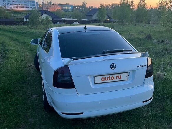 2011 Skoda Octavia II (A5) Рестайлинг, белый, 1600000 рублей - вид 6