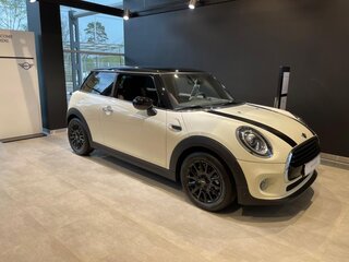 2021 Mini Hatch Cooper III (F55/F56) Рестайлинг, белый, 2600000 рублей, вид 3
