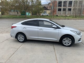 2017 Hyundai Solaris II, серебристый, 900000 рублей, вид 2