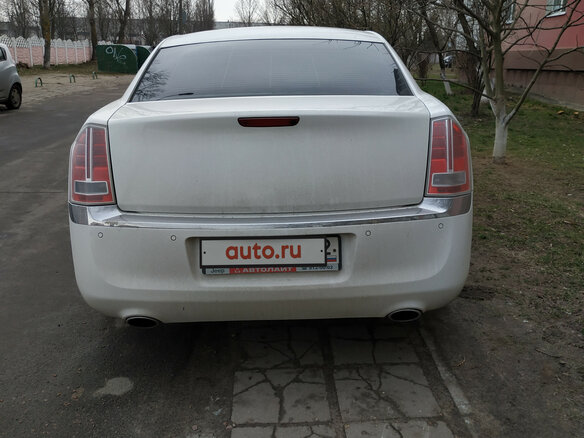 2012 Chrysler 300C II, белый - вид 2