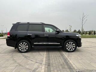2017 Toyota Land Cruiser 200 Series Рестайлинг 2, чёрный, 6000000 рублей, вид 3