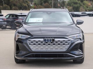 2024 Audi Q8 e-tron 50, чёрный, 10543850 рублей, вид 2