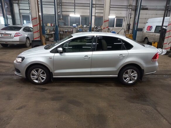 2013 Volkswagen Polo V, серебристый, 900000 рублей - вид 4