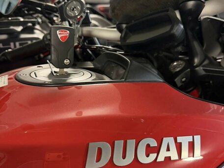 2011 Ducati Diavel, красный, 780000 рублей, вид 2