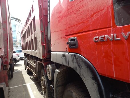 2023 IVECO-Hongyan 8x4 (CQ3406), красный, 3699000 рублей, вид 4