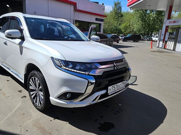 2022 Mitsubishi Outlander III Рестайлинг 3, белый, 3100000 рублей - вид 14