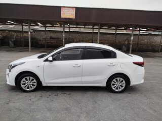 2021 Kia Rio IV Рестайлинг, белый, 1700000 рублей, вид 5