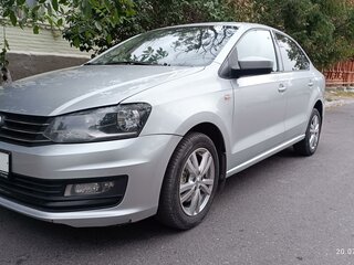 2017 Volkswagen Polo V Рестайлинг, серебристый, 950000 рублей, вид 1
