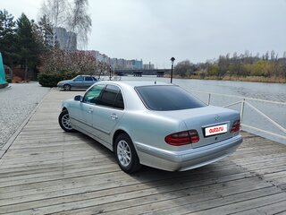 1999 Mercedes-Benz E-Класс 200 II (W210, S210) Рестайлинг, серебристый, 1100000 рублей, вид 4