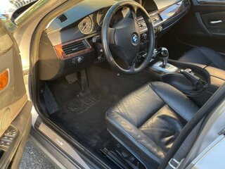 2010 BMW 5 серии 528i V (E60/E61) Рестайлинг, серебристый, 980000 рублей, вид 3