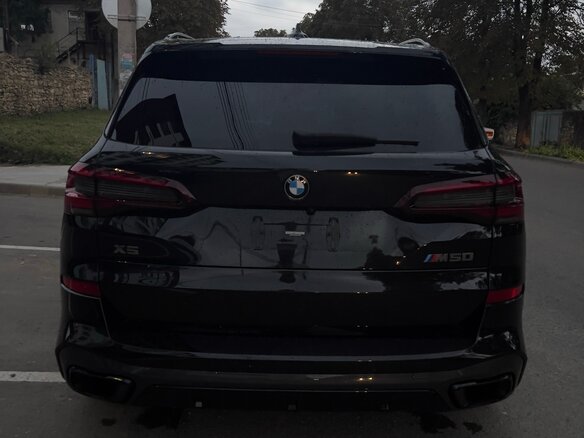 2021 BMW X5 40i IV (G05/G18), чёрный, 7500000 рублей - вид 3