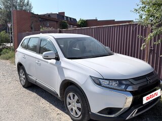 2019 Mitsubishi Outlander III Рестайлинг 3, белый, 1750000 рублей, вид 2