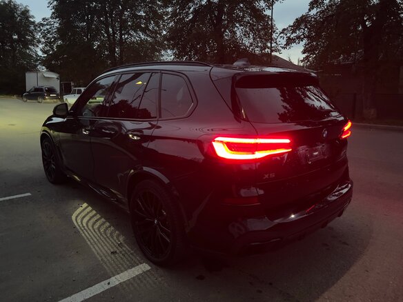 2021 BMW X5 40i IV (G05/G18), чёрный, 7500000 рублей - вид 4