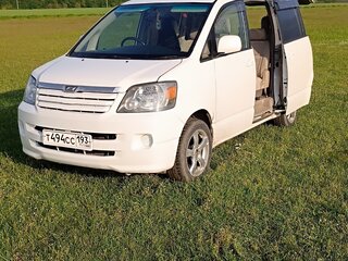 2002 Toyota Noah I (R60), белый, 920000 рублей, вид 2