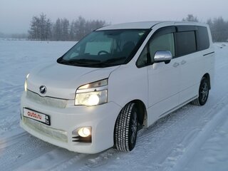 2013 Toyota Voxy II (R70) Рестайлинг, белый, 1850000 рублей, вид 1