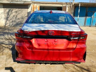 2022 Toyota Yaris IV, красный, 2300000 рублей, вид 3