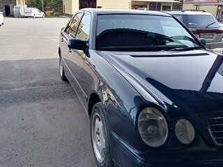 1999 Mercedes-Benz E-Класс 240 II (W210, S210) Рестайлинг, чёрный, 550000 рублей, вид 2