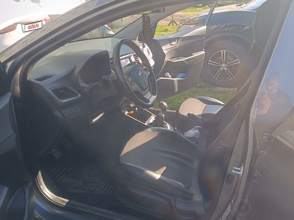 2017 Hyundai Solaris II, серый, 1400000 рублей - вид 2