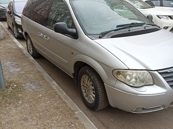 2005 Chrysler Voyager IV Рестайлинг, серебристый, 900000 рублей - вид 2
