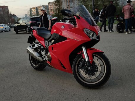 2017 Honda VFR 800, красный, 950000 рублей, вид 1