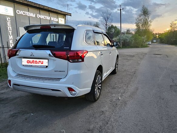 2022 Mitsubishi Outlander III Рестайлинг 3, белый, 3100000 рублей - вид 8