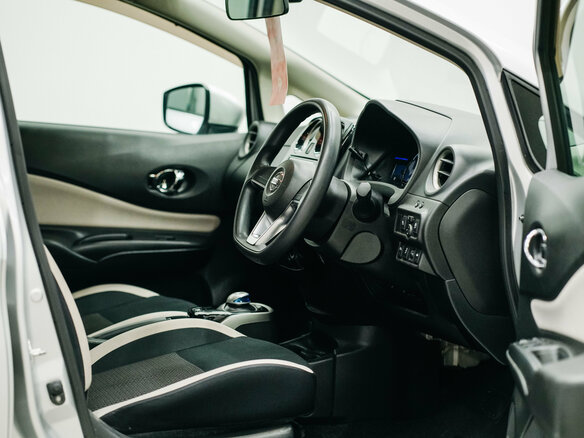 2018 Nissan Note e-Power II Рестайлинг, серый, 1050000 рублей - вид 12