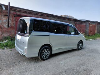 2014 Toyota Voxy III (R80), серебристый, 1680000 рублей, вид 4