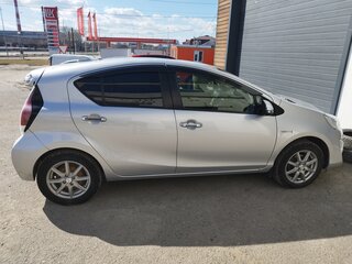 2017 Toyota Aqua I Рестайлинг, серебристый, 990000 рублей, вид 3