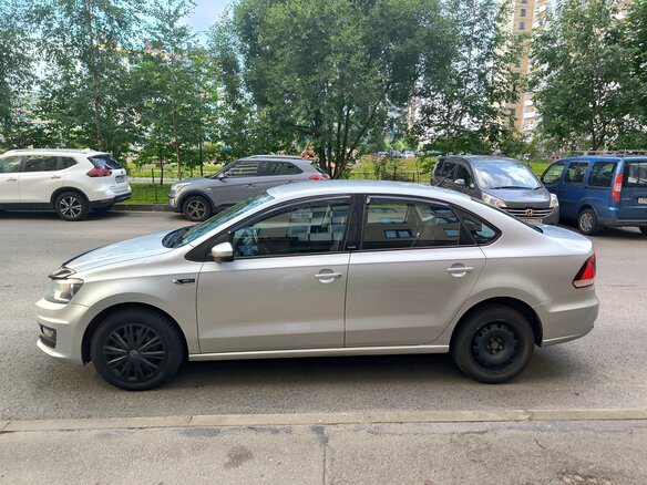 2016 Volkswagen Polo V Рестайлинг, серебристый, 1200000 рублей - вид 7