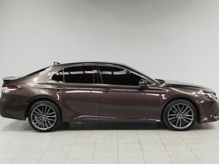2021 Toyota Camry VIII (XV70) Рестайлинг, коричневый, 3858000 рублей, вид 4