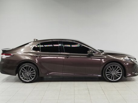 2021 Toyota Camry VIII (XV70) Рестайлинг, коричневый, 3858000 рублей, вид 4