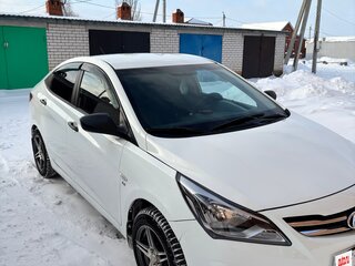2015 Hyundai Solaris I Рестайлинг, белый, 730000 рублей, вид 3