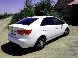 2010 Kia Cerato 5-speed II, белый, 550000 рублей, вид 4