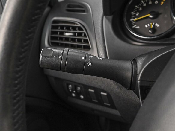 2011 Renault Fluence I, красный - вид 13