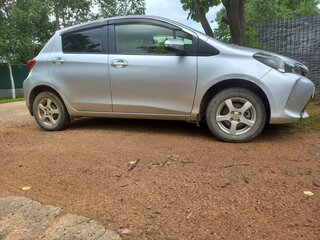2015 Toyota Vitz III (XP130) Рестайлинг, серый, 700000 рублей, вид 2