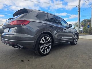 2020 Volkswagen Touareg III, серый, 6800000 рублей, вид 3