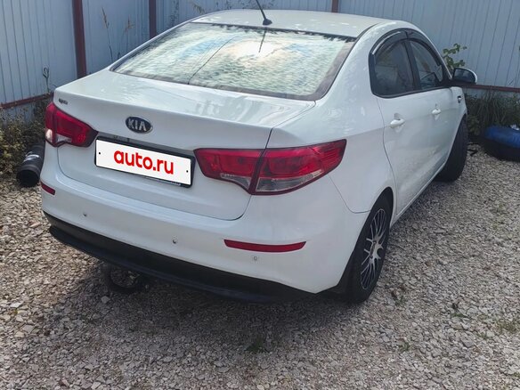2015 Kia Rio III Рестайлинг, белый, 900000 рублей - вид 2